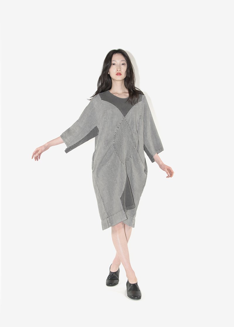 23. Geometric patterned dress - bengalaDress composed of organic cotton single jersey and finest linen-wool fabric. The linen-wool part is composed of plain-woven fabric and twilled fabric. The color comes from bengala herbal dye.