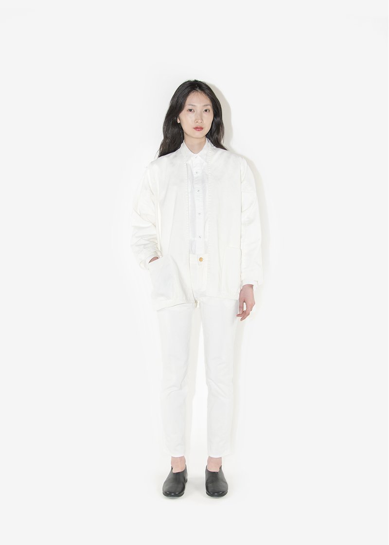 39. Colored denim haori and jeansMade from organic cotton drill fabric. Colored denim haori jacket and five-pocket denim pants with a 'Flower-of-life' gold-colored button and patchworks on pockets. White color is produced by earth-friendly, non-chlorinated water bleaching.