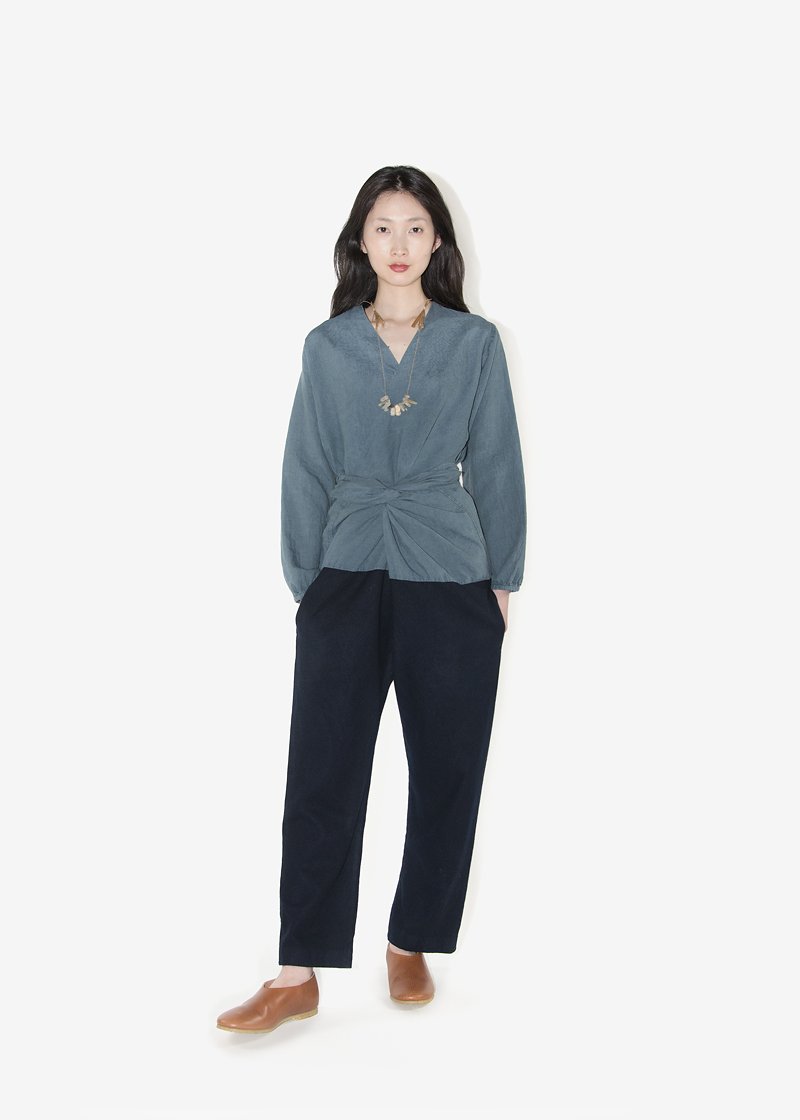50. Herbal dyed folk linen blouse and woolen wrapped pantsComposed of linen and 100% pure sheep's light melton. The color comes from a logwood herbal dye.