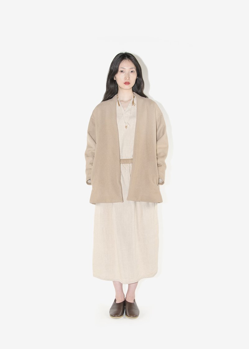 66. Herbal dyed folk linen blouse, skirt and herbal dyed woolen coatComposed of linen and 100% pure sheep's light melton. The color comes from an areca catechu herbal dye.