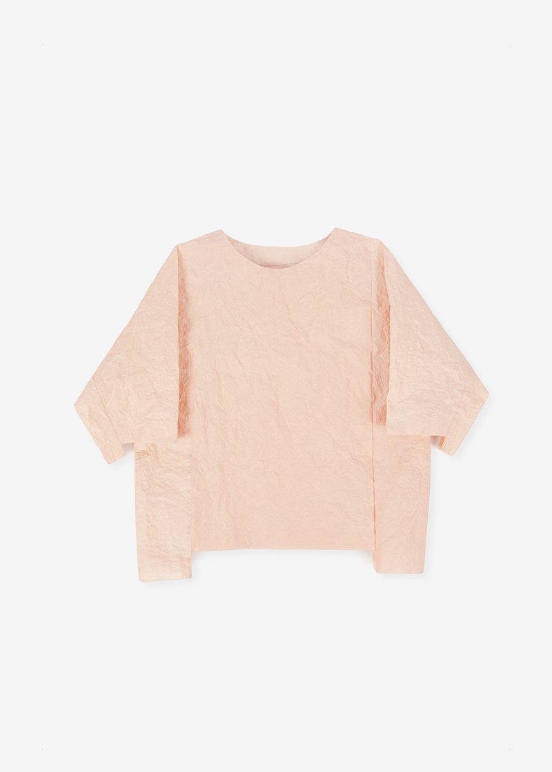 69. Kamikoromo blouse - Akane herbal dyeSticky and strong paper is required to construct kamikoromo. Konjac paste is added for strength and the paper is sewn with hemp yarn and cotton yarn. Like kimono, kamikoromo are constructed with a simple composition of shapes.