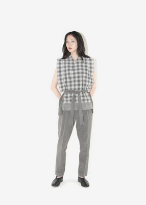 17. Bingo-kasuri kimono blouse and striped slacks - sumikuroThe color comes from Japanese sumi-ink. Sumi color is produced by combining sumi-ink and wood vinegar. Many cycles of washing before drying under sunlight. Dyed yarns are woven slowly with an antique shuttle weaving machine.