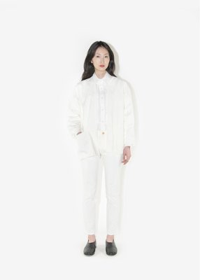 39. Colored denim haori and jeansMade from organic cotton drill fabric. Colored denim haori jacket and five-pocket denim pants with a 'Flower-of-life' gold-colored button and patchworks on pockets. White color is produced by earth-friendly, non-chlorinated water bleaching.
