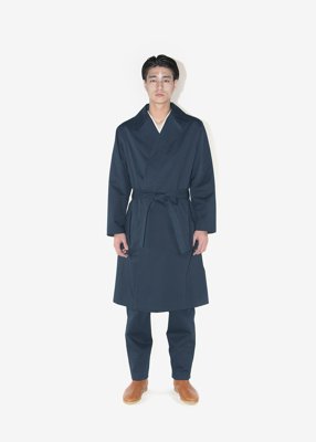 45. Twill-weave organic cotton trench coat and slacksSoft surface texture of organic cotton. Pure woolen boa lining for the coat.