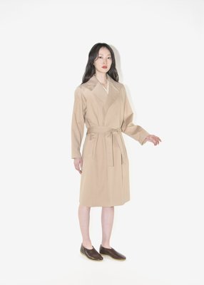 63. Twill-weave organic cotton trench coat and naturally tanned leather shoesVegetable tanned smooth textured leather. No hazardous chemicals, artificial coloring or treatments are used throughout the production process. This leather gradually gains its own unique color as time passes. Clean hue with concealed stitching.