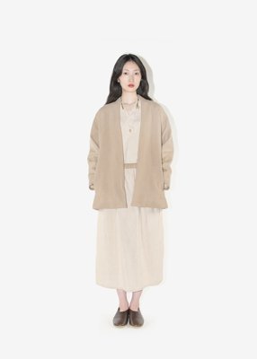 66. Herbal dyed folk linen blouse, skirt and herbal dyed woolen coatComposed of linen and 100% pure sheep's light melton. The color comes from an areca catechu herbal dye.