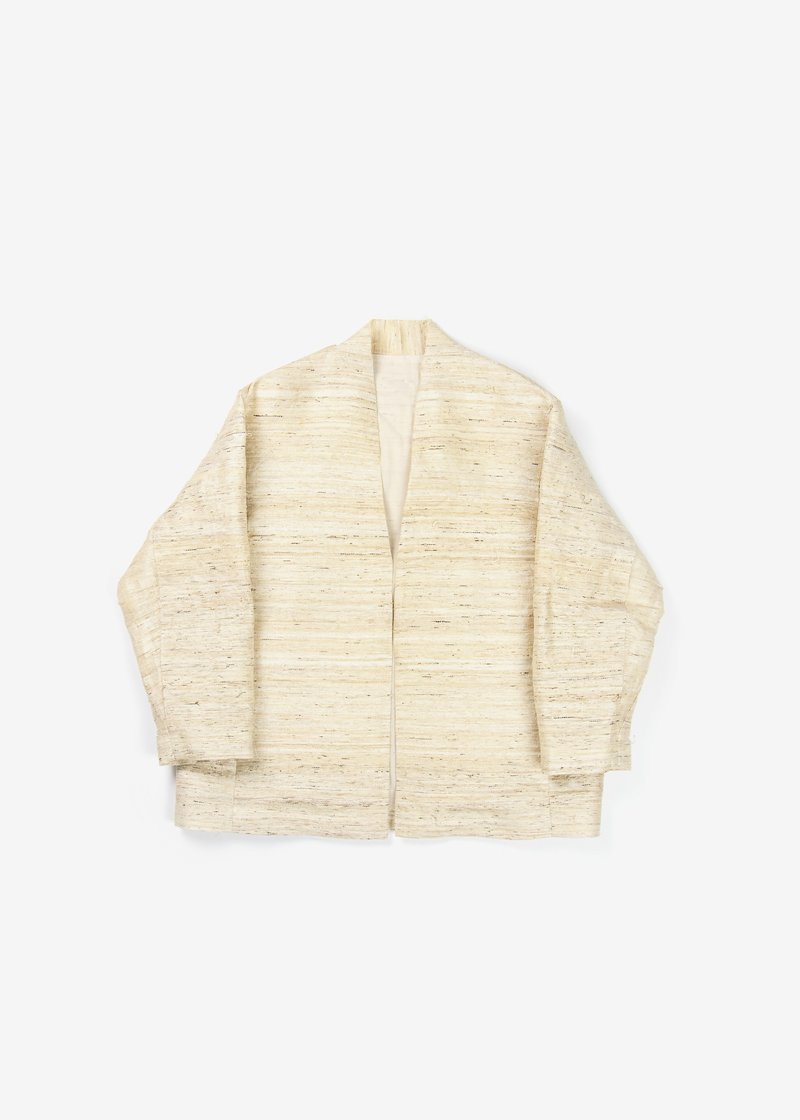 02. Koromo of Kudzu-fu | Haori jacketThe fabric is the natural color of kudzu plants. Lined with organic cotton lawn. Kudzu fabric from the Enshu region (now Shizuoka Prefecture) has a characteristic shine.