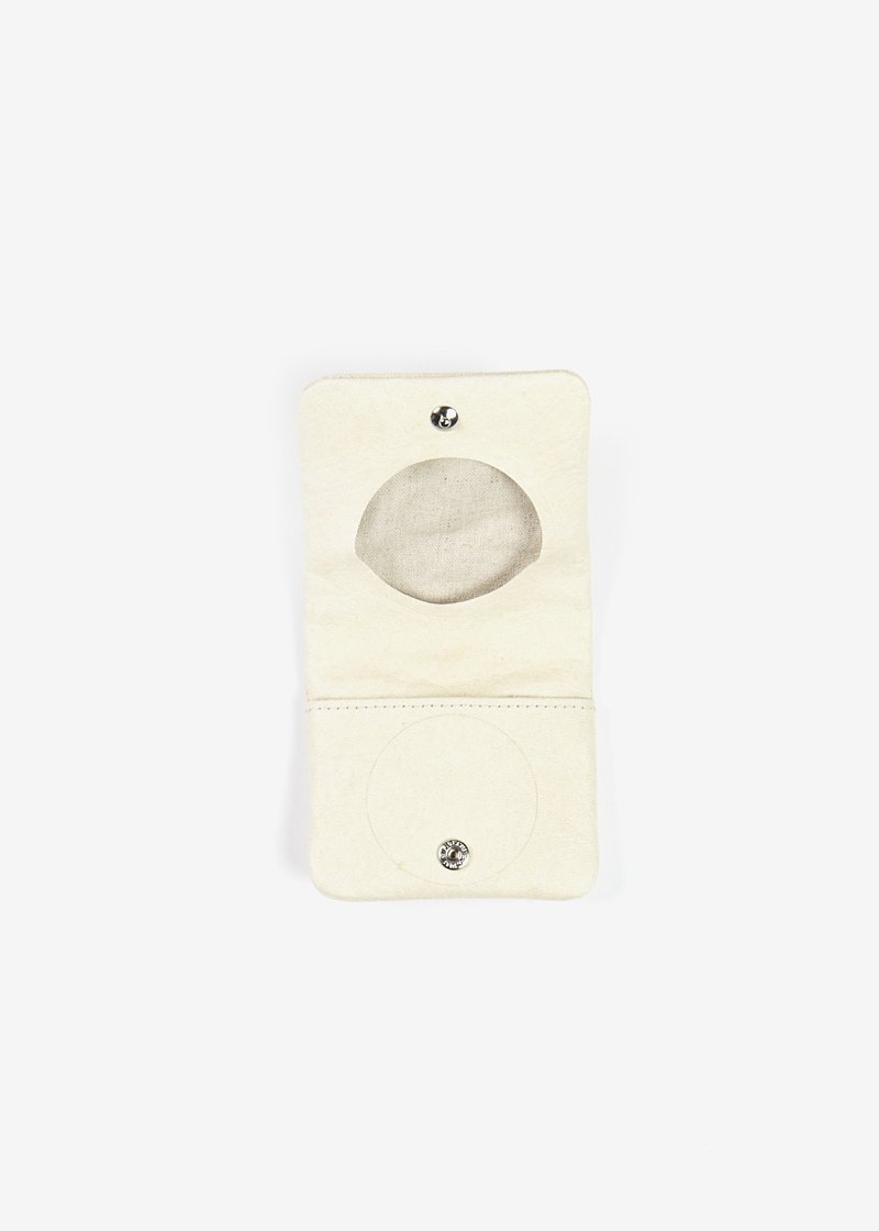 18. Shironameshi coincaseAfter prolonged exposure to sunlight, the white leather is ready. It features a natural whiteness and a strength unlike any other leather.