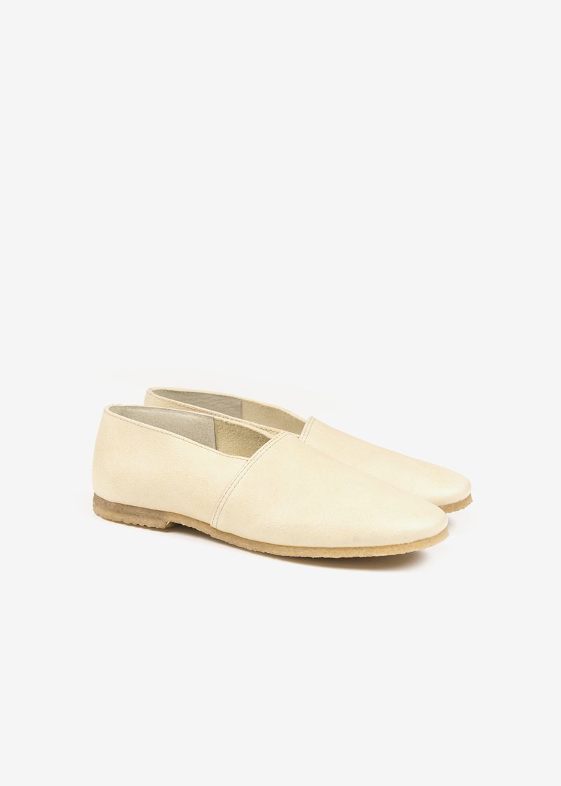 19. Shironameshi shoesThe color of shironameshi white leather varies naturally, and becomes even lighter with use.