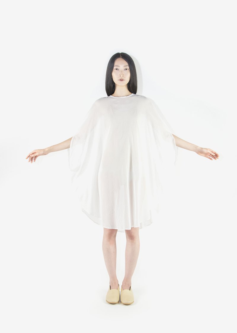 22. Koromo of circles - whiteCosmic Wonder's symbolic circular item. Made with the finest count organic cotton voile. The white color is produced by earth-friendly, non-chlorinated water bleaching.