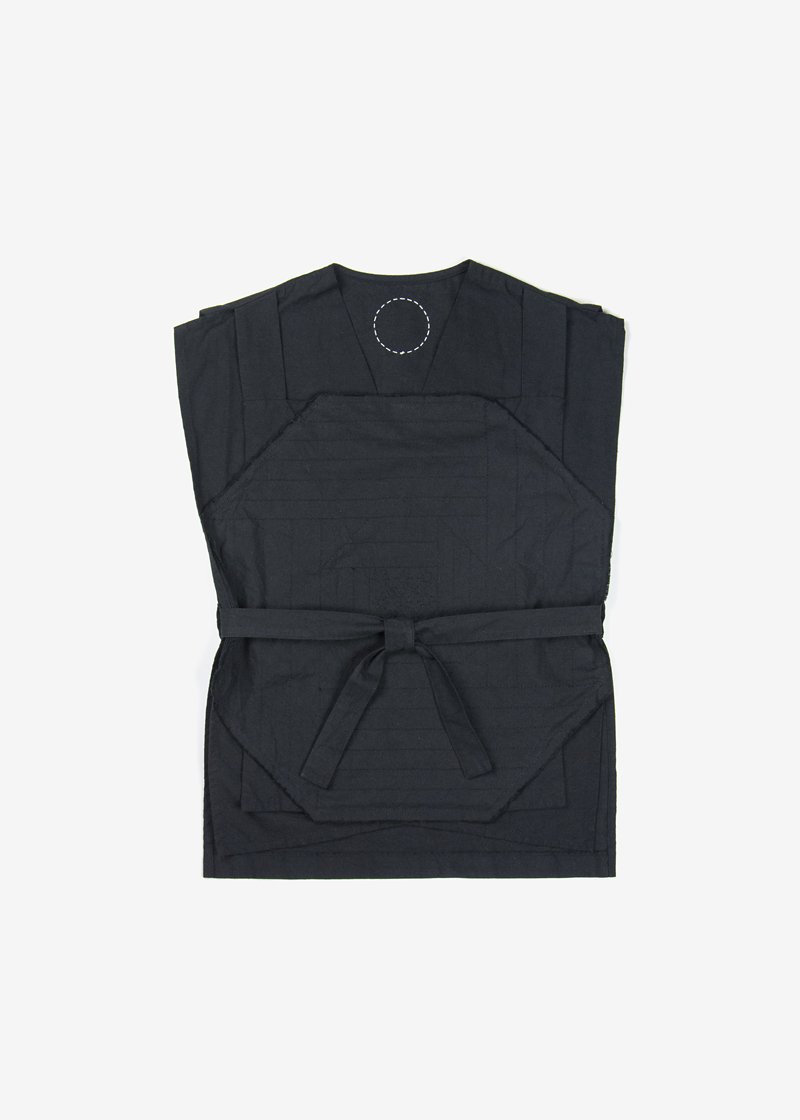 29. Hemp work top with Hakkaku-Shinka embroideryThe fabric is composed of organic cotton thread for the warp and hand-spun hemp thread for the weft. Woven slowly with an antique shuttle weaving machine. Hakkaku-Shinka embroidery on the top. Comes in black, uncolored natural and Ryukyu indigo.