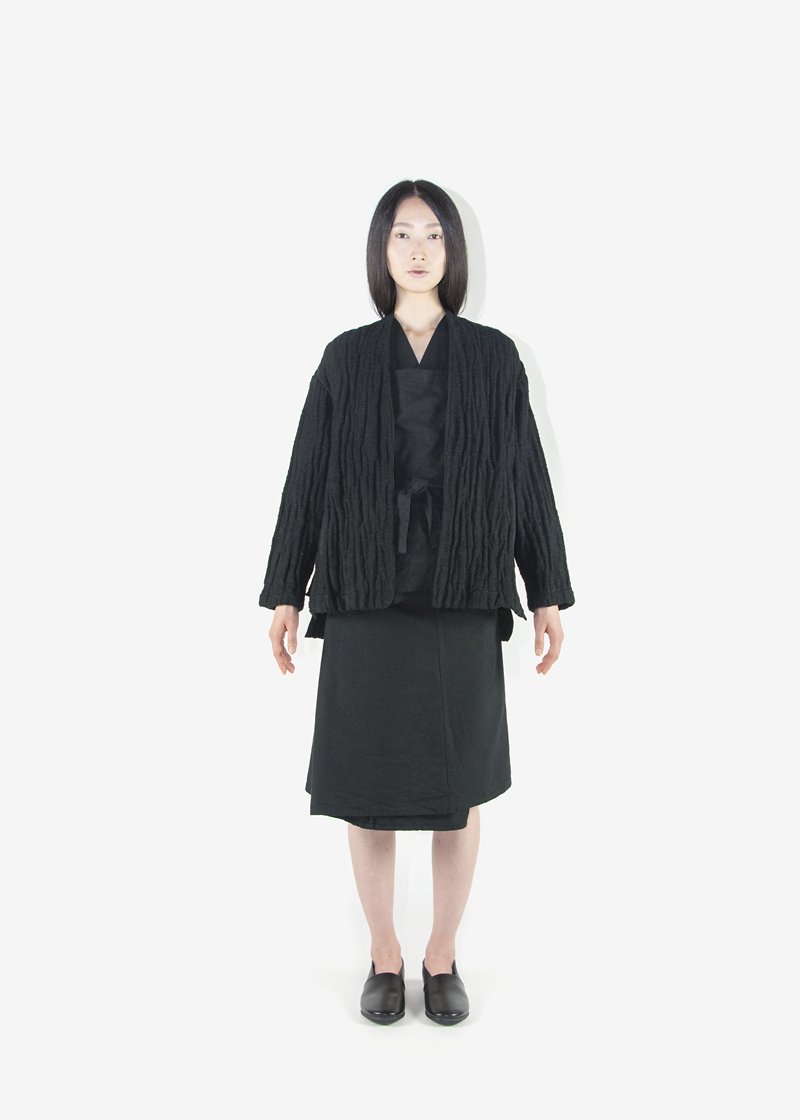 30. Hemp work coat, hemp work top with Hakkaku-Shinka embroidery and hemp work wrapped skirtHemp work clothes recalling the texture of antique okuso clothes. Okuso are the waste fibers from the production of asa (hemp) threads. Okuso were used in times when cotton was precious, especially in northern regions such as Tohoku. Piping along sleeves, pocket opening and the hem. Kicho-musubi (Japanese traditional tying technique) at the slitted part.