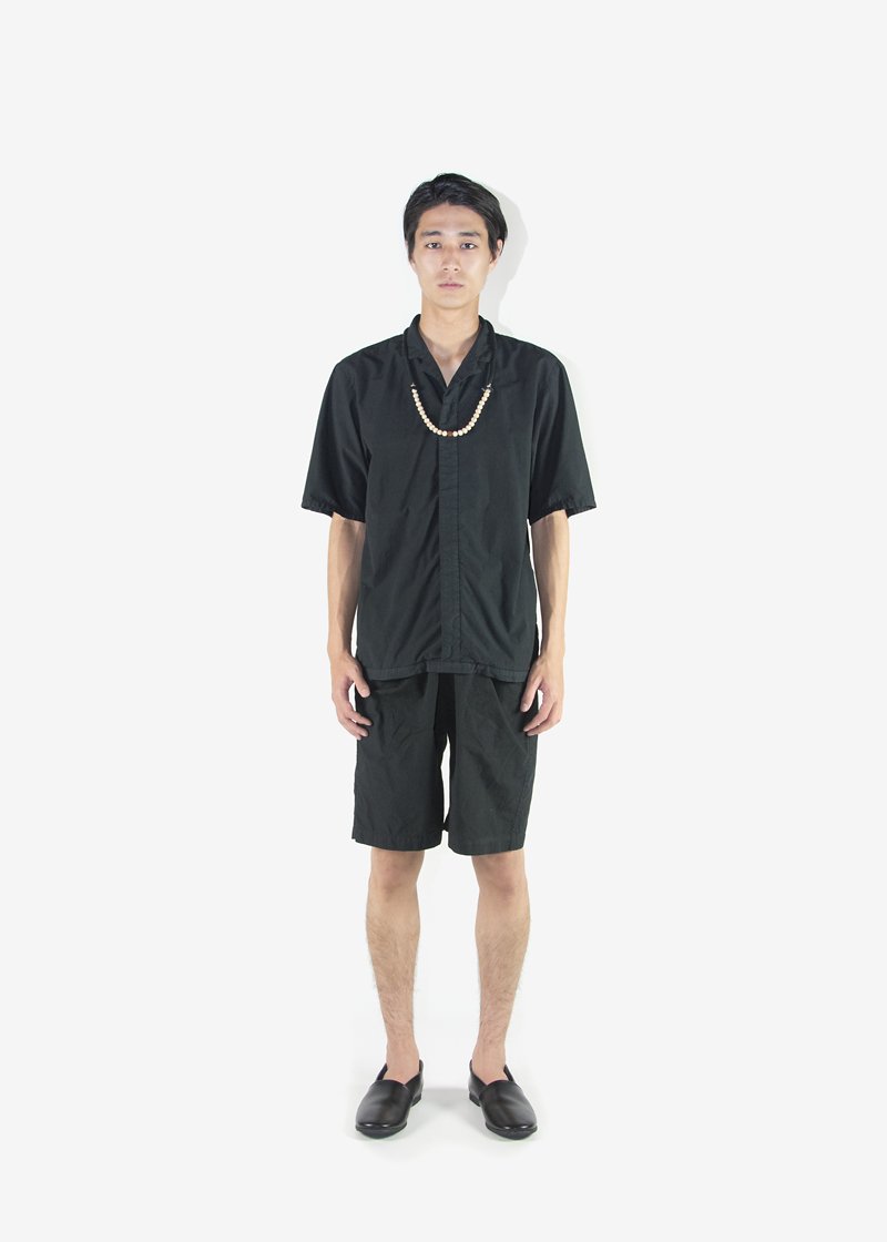 34. Organic cotton broadcloth shirt blousonOpen collar, fly front shirt made of organic cotton broadcloth. Piped hem and cuffs. Worn with organic cotton short wrapped pants, hemp kumihimo necklace and naturally tanned leather shoes.
