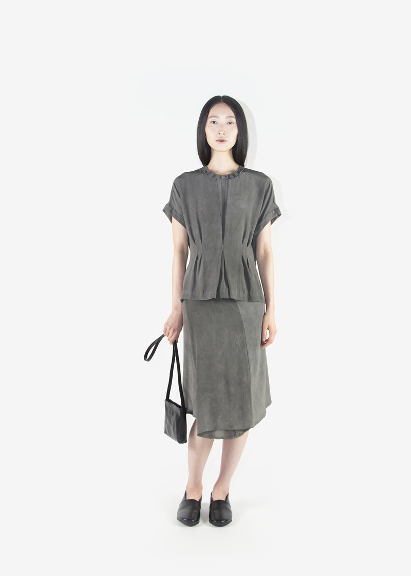 35. Koromo of silk - Sumiguro | bouse and wrapped skirtCollection of silk. Made with 100% silk shantung. Sumiguro color comes from Japanese sumi-ink.