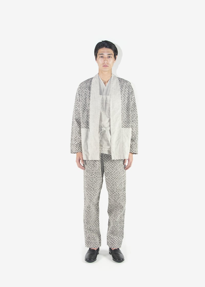 37. Canvas haori jacket, canvas top with Hakkaku-Shinka embroidery and canvas wrapped pantsMade with organic cotton linen canvas. Comes in beige, old white, red-printing and black printing. The printing pattern is composed of two different printing fabrics made with an Indian woodblock printing and an Edo-komon printing.