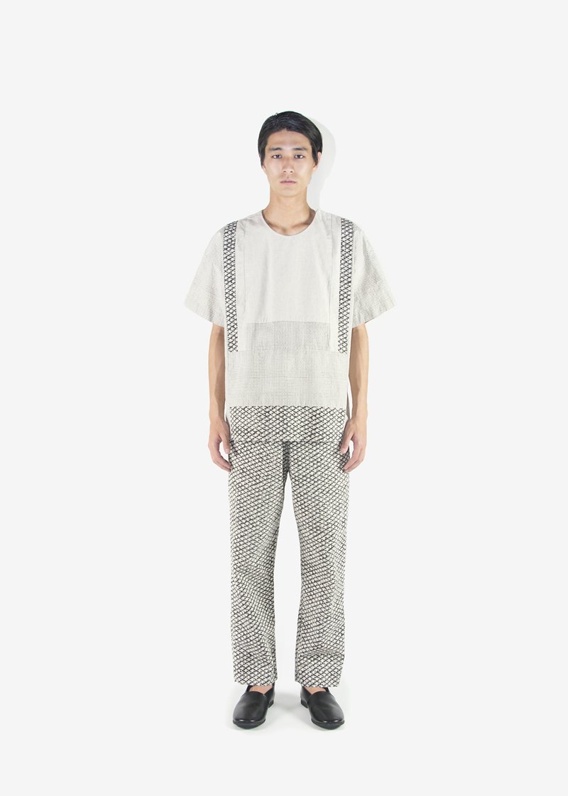 38. Canvas work blouse and wrapped pantsWorn with naturally tanned leather shoes.
