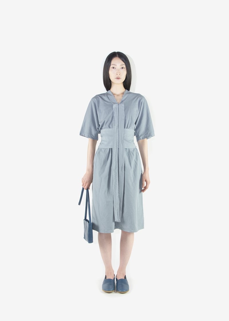 56. Koromo with ribbon - blue grayMade with organic cotton single jersey fabric for the body, organic cotton poplin for the collar and organic cotton broadcloth for the skirt. Comes in white, black, blue gray and pink.