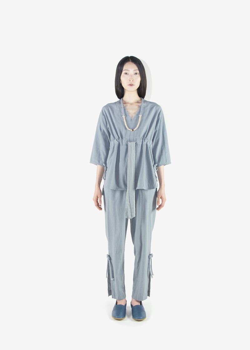 58. Koromo of crepe | blouse and pants - blue grayOrganic cotton crepe fabric for the body with organic cotton satin piping. Kicho-musubi (Japanese traditional tying technique) at the slitted part. Worn with hemp kumihimo necklace and naturally tanned leather shoes.