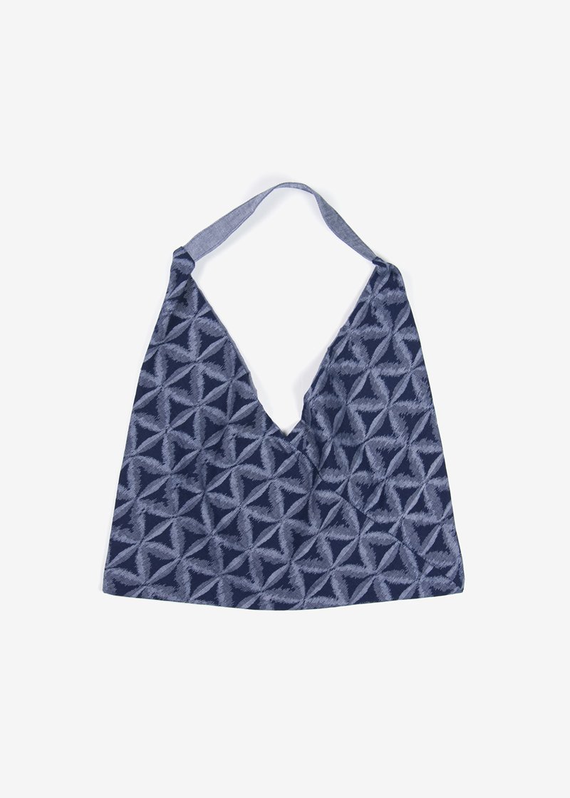 71. Flower of Life Kurume-kasuri Tsunobukuro tote bag - natural indigoThe natural indigo color is produced by a skilled artisan in Kurume. Comes in natural indigo, gray and beige.