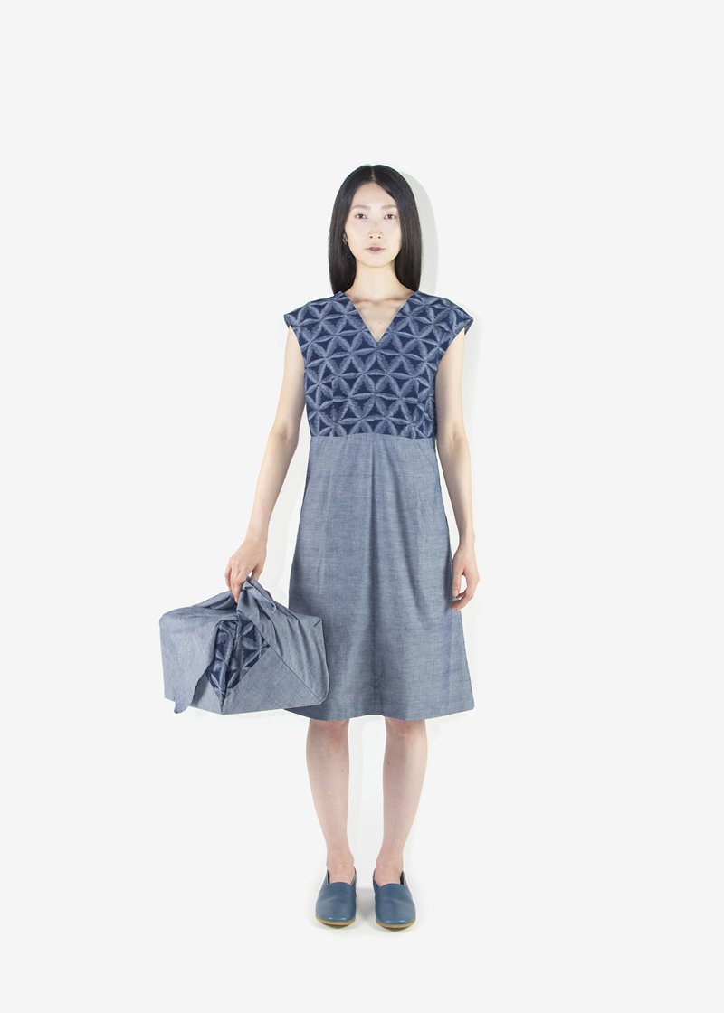 76. Flower of Life Kurume-kasuri Kantoi dress, Flower of Life Kurume-kasuri furoshiki - natural indigoIn the year 1800, at the age of 12, Den Inoue developed a style of weaving in which parts of the textile appear to have a splashed pattern. This style of weaving became greatly prized and quickly spread across the region. By the latter half of the Edo period, kasuri production had increased dramatically.