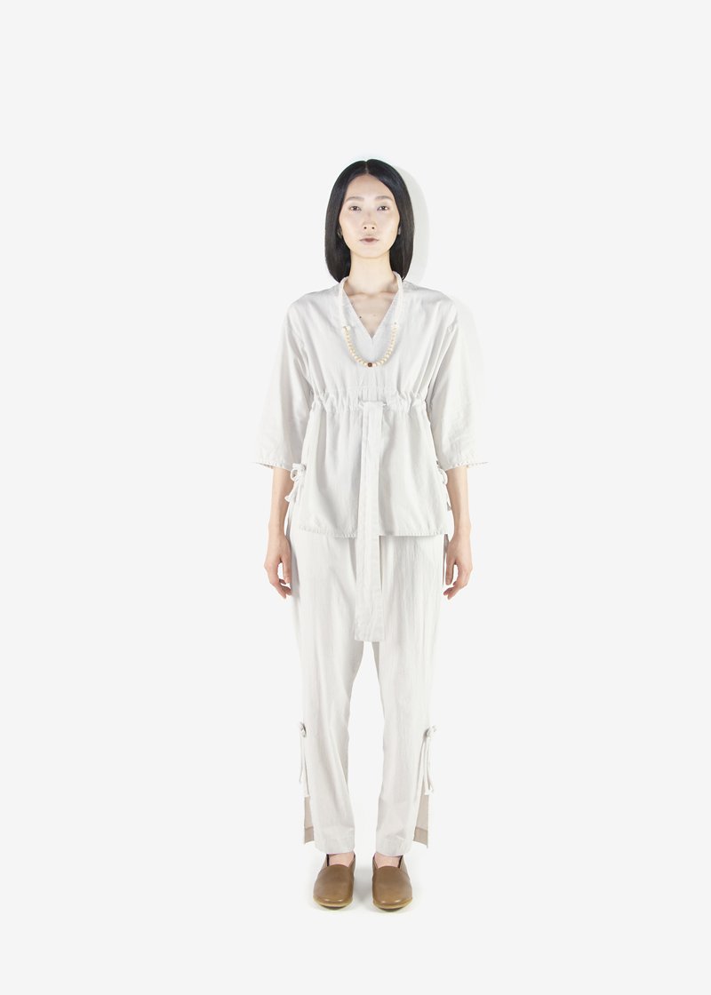 85. Koromo of crepe | blouse and pants - old whiteOrganic cotton crepe fabric for the body with organic cotton satin piping. Kicho-musubi (Japanese traditional tying technique) at the slitted part. Worn with hemp kumihimo necklace and naturally tanned leather shoes.