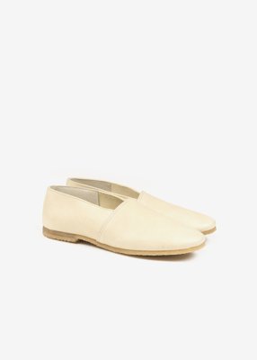 19. Shironameshi shoesThe color of shironameshi white leather varies naturally, and becomes even lighter with use.