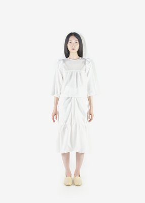 20. Organic cotton french twill frilled shirt, organic cotton broad cloth wrapped skirt, Shironameshi shoesThe white color is produced by earth-friendly, non-chlorinated water bleaching.