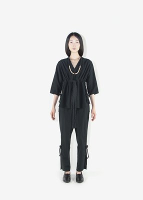 33. Koromo of crepe - blouse and pantsOrganic cotton crepe fabric for the body with organic cotton satin piping. Kicho-musubi (Japanese traditional tying technique) at the slitted part. Worn with hemp kumihimo necklace.