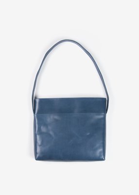 54. Naturally tanned leather shoulder bag - navySmooth textured leather tanned with the extract from bark of mimosa tree. No hazardous chemicals, artificial coloring or treatments are used throughout the production process.