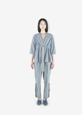58. Koromo of crepe | blouse and pants - blue grayOrganic cotton crepe fabric for the body with organic cotton satin piping. Kicho-musubi (Japanese traditional tying technique) at the slitted part. Worn with hemp kumihimo necklace and naturally tanned leather shoes.