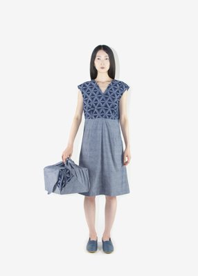 76. Flower of Life Kurume-kasuri Kantoi dress, Flower of Life Kurume-kasuri furoshiki - natural indigoIn the year 1800, at the age of 12, Den Inoue developed a style of weaving in which parts of the textile appear to have a splashed pattern. This style of weaving became greatly prized and quickly spread across the region. By the latter half of the Edo period, kasuri production had increased dramatically.