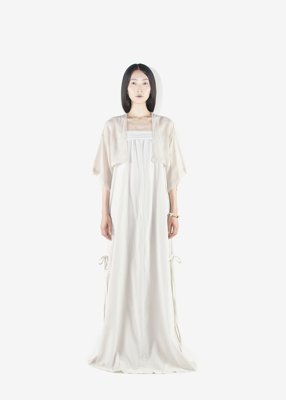 86. Lawn haori and koromo of crepe - old whiteHaori made with organic cotton lawn. Dress made with organic cotton crepe fabric for the body with organic cotton satin piping. Kicho-musubi (Japanese traditional tying technique) at the slitted part.