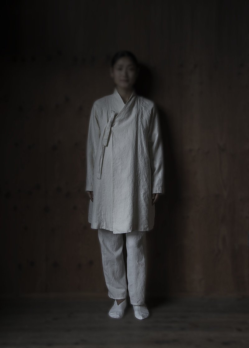 02. Koromo of hemp | whiteHemp, one of Japan's oldest plants for fabric-making, dates back to the Jomon Era. Soft surface texture of the raised hemp fabric. With Organic cotton lining. Comes in white, black and light gray.