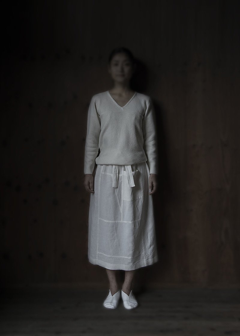 06. Tasmanian wool knit sweater | white, Organic linen skirt | whiteThis Tasmanian wool is a premium wool grown in an organic environment surrounded by primeval forests. It has excellent ventilation and heat-retaining properties. Comes in white, gray and brown.