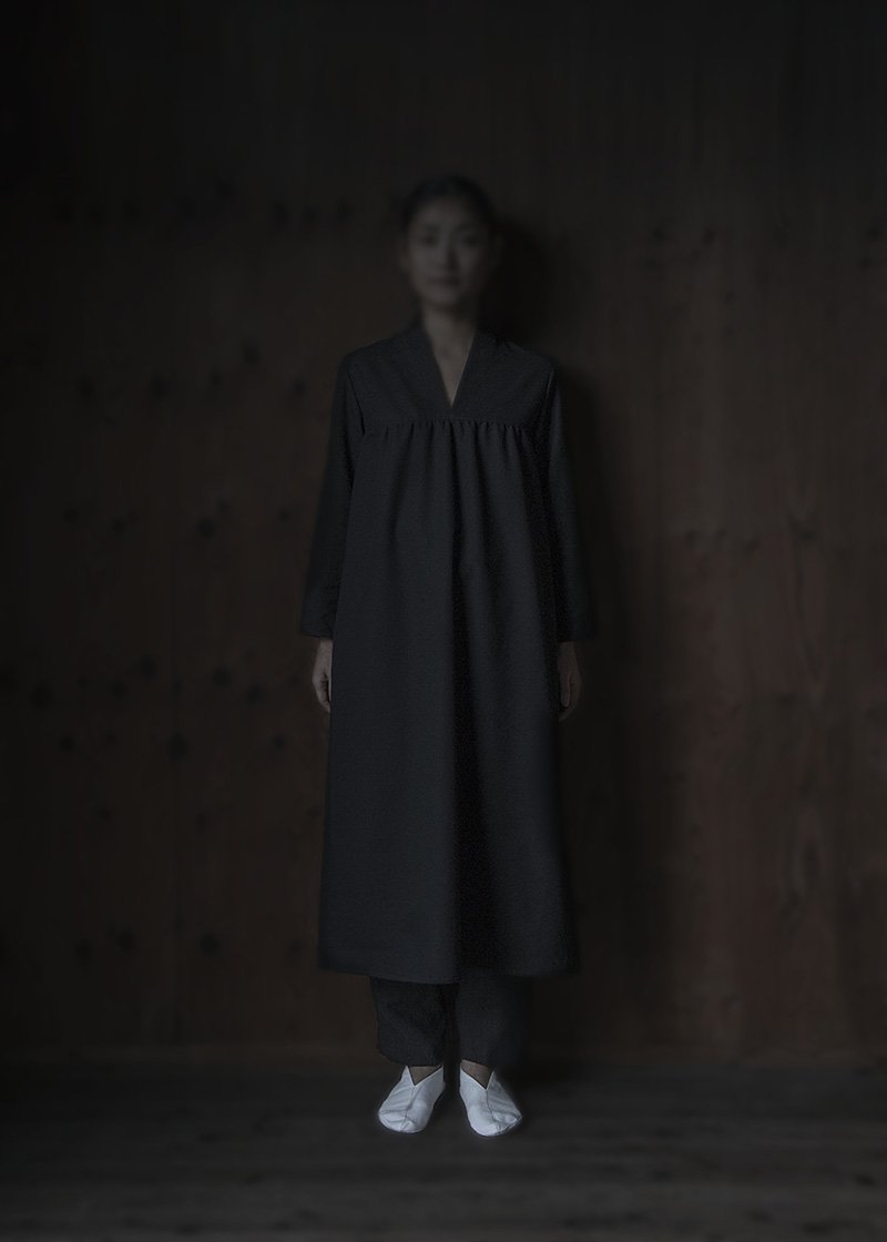 19. Twill cotton-wool dress | blackMade from raised twill cotton wool. With white organic cotton facing and lining. Comes in black, gray and beige.