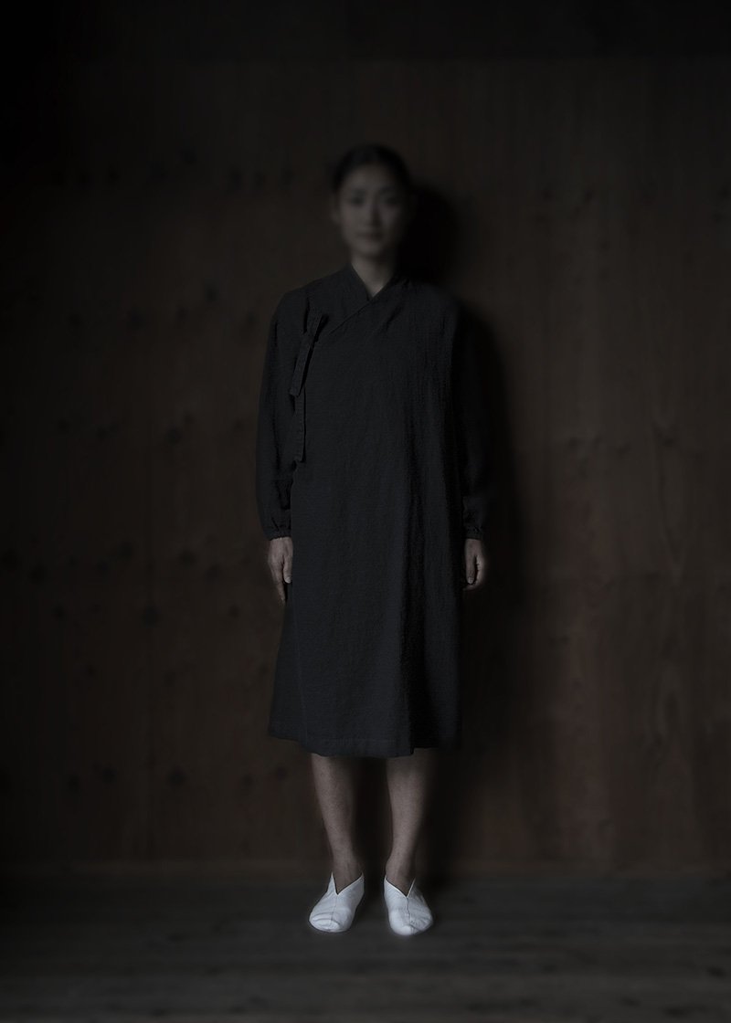 21. Koromo of hemp | blackHemp, one of Japan's oldest plants for fabric-making, dates back to the Jomon Era. Soft surface texture of the raised hemp fabric. With Organic cotton lining. Comes in white, black and gray.