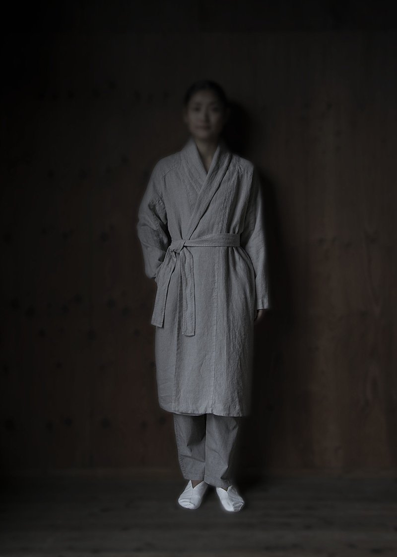 23. Koromo of hemp | light grayHemp, one of Japan's oldest plants for fabric-making, dates back to the Jomon Era. Soft surface texture of the raised hemp fabric. With Organic cotton lining. Comes in white, black and light gray.