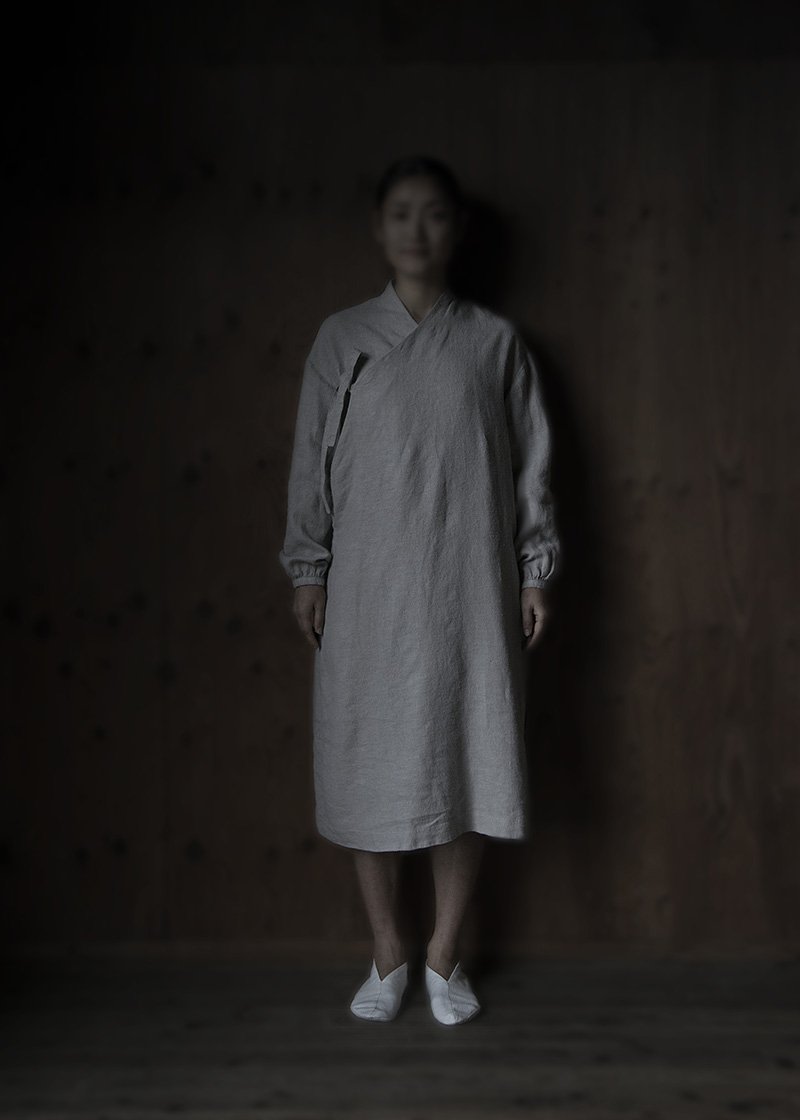 24. Koromo of hemp | light grayHemp, one of Japan's oldest plants for fabric-making, dates back to the Jomon Era. Soft surface texture of the raised hemp fabric. With Organic cotton lining. Comes in white, black and light gray.