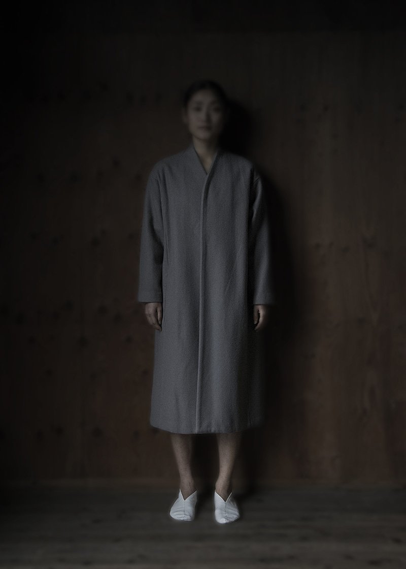 32. Herbal dyed pure woolen coat | grayMade from 100% pure sheep's light melton. With 100% linen lining. Colors are produced with herbal dyes ; logwood for black, areca catechu for gray, and pomegranate for brown.