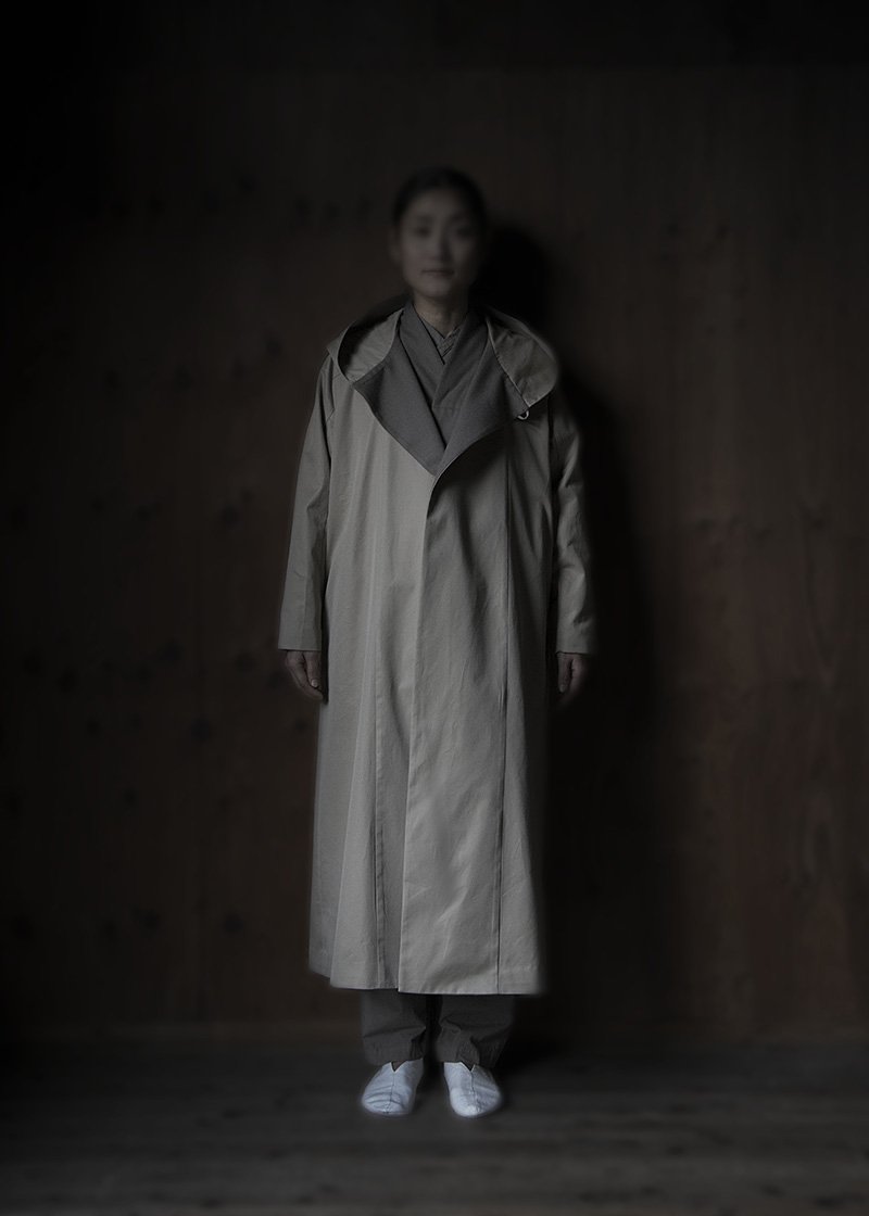 43. Hooded trench coatMade from long fiber cotton fabric. With raised cotton-wool facing and white organic cotton lining.