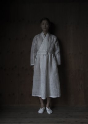 01. Karamushi work dress | whiteAll hand-sewn karamushi dress. Karamushi fabric is made from the fibers of karamushi vines. It is one of the oldest fiber crops, having been used to produce fabrics for the past six thousand years. The fabric is completed over many hand works by matured craftsmen. Comes in white and wildflower herbal dye.