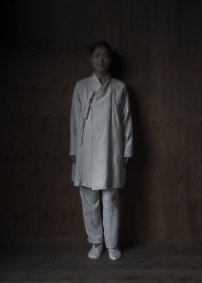 02. Koromo of hemp | whiteHemp, one of Japan's oldest plants for fabric-making, dates back to the Jomon Era. Soft surface texture of the raised hemp fabric. With Organic cotton lining. Comes in white, black and light gray.