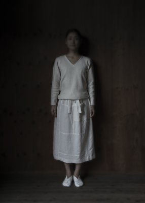 06. Tasmanian wool knit sweater | white, Organic linen skirt | whiteThis Tasmanian wool is a premium wool grown in an organic environment surrounded by primeval forests. It has excellent ventilation and heat-retaining properties. Comes in white, gray and brown.