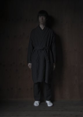 20. Koromo of hemp | blackHemp, one of Japan's oldest plants for fabric-making, dates back to the Jomon Era. Soft surface texture of the raised hemp fabric. With Organic cotton lining. Comes in white, black and gray.