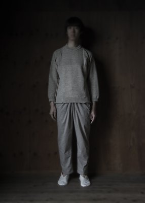 26. Mountain wool knit sweater | gray, Organic cotton wrapped pants | H.grayKnit collection made from sheep's pure wool from the mountainous regions of Peru. They have been a valued part of this natural environment. Sheep's wool from high in the mountains provides excellent ventilation and heat-retaining properties. Natural colors of the wool. Colors are sorted by hand in the local tradition. Comes in white, gray and brown.