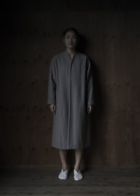 32. Herbal dyed pure woolen coat | grayMade from 100% pure sheep's light melton. With 100% linen lining. Colors are produced with herbal dyes ; logwood for black, areca catechu for gray, and pomegranate for brown.