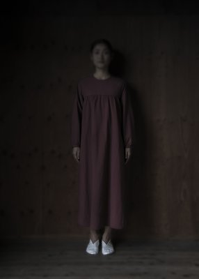 39. Organic cotton day dress | redThe body is composed of broad fabric made from organic cotton 50 yarn count threads and crepe fabric made from organic cotton 40 yarn count threads. Satin fabric made from organic cotton 90 yarn count threads for pipings and cuffs. Comes in natural, white, black, light beige, light gray, lac herbal dyed red and Ryukyu indigo.