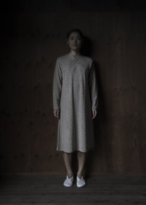 42. Baby alpaca wool knit dress | brownKnit garments made from alpaca's pure wool from the mountainous regions of Peru. They have been a valued part of this natural environment since the days of the ancient Incas. Sheep's wool from high in the mountains provides excellent ventilation and heat-retaining properties. Natural colors of alpaca.Colors are sorted by hand in the local tradition. Comes in white, gray and brown.