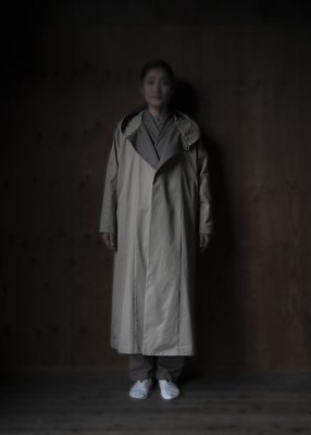 43. Hooded trench coatMade from long fiber cotton fabric. With raised cotton-wool facing and white organic cotton lining.