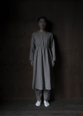 47. Herbal dyed linen wool dress | brownComposed of linen and pure sheep's wool. Fabric is made from organic linen single yarn count of sixty for the warp and two-fold woolen yarn count of forty-eight for the woof. Woven with a shuttle weaving machine. This method of weaving allows air to get inside the fabric during the weaving process. Colors are produced with herbal dyes ; logwood for black, areca catechu for gray, and pomegranate for brown.